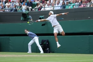 Wimbledon addio giudici di linea